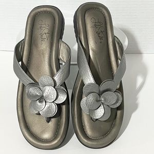 Life Stride Soft System Thong Sandals Gray Pewter Metallic Sz 7.5 Floral Detail